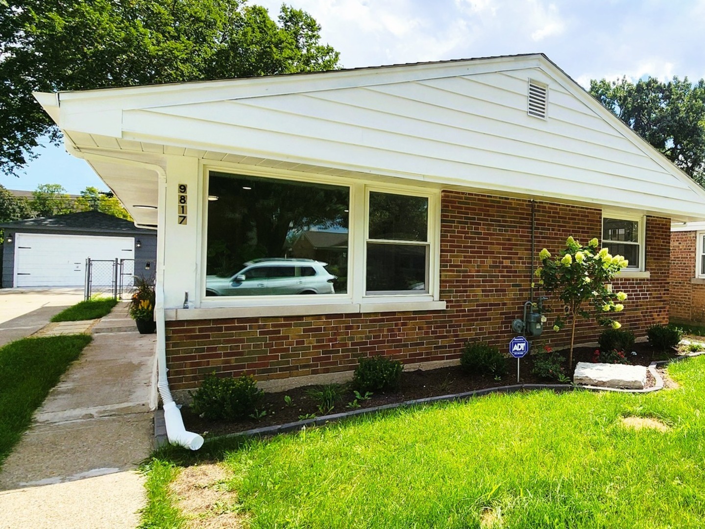 9817 S Maplewood Avenue, Evergreen Park, IL 60805