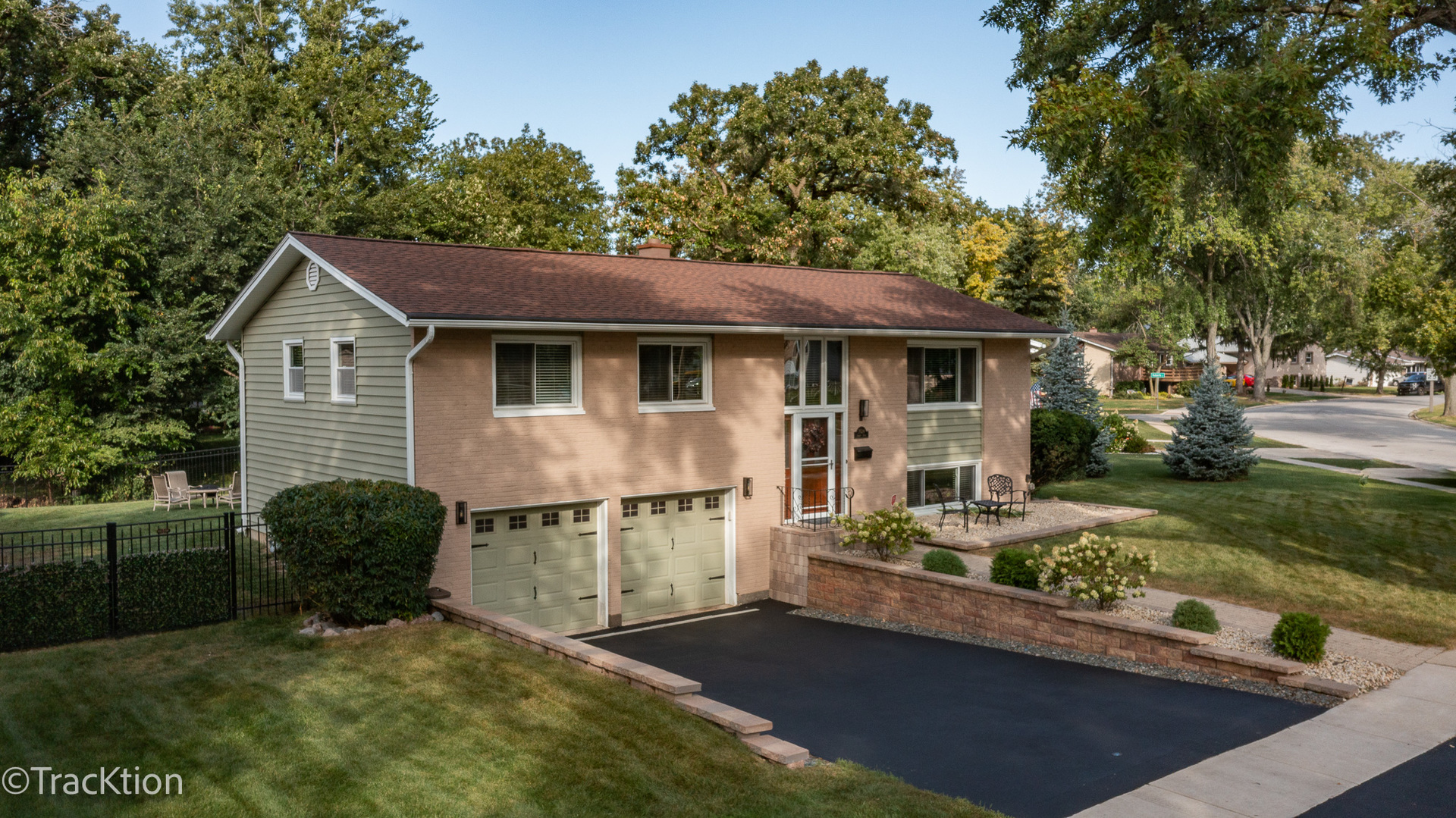 7024 Roberts Drive, Woodridge, IL 60517