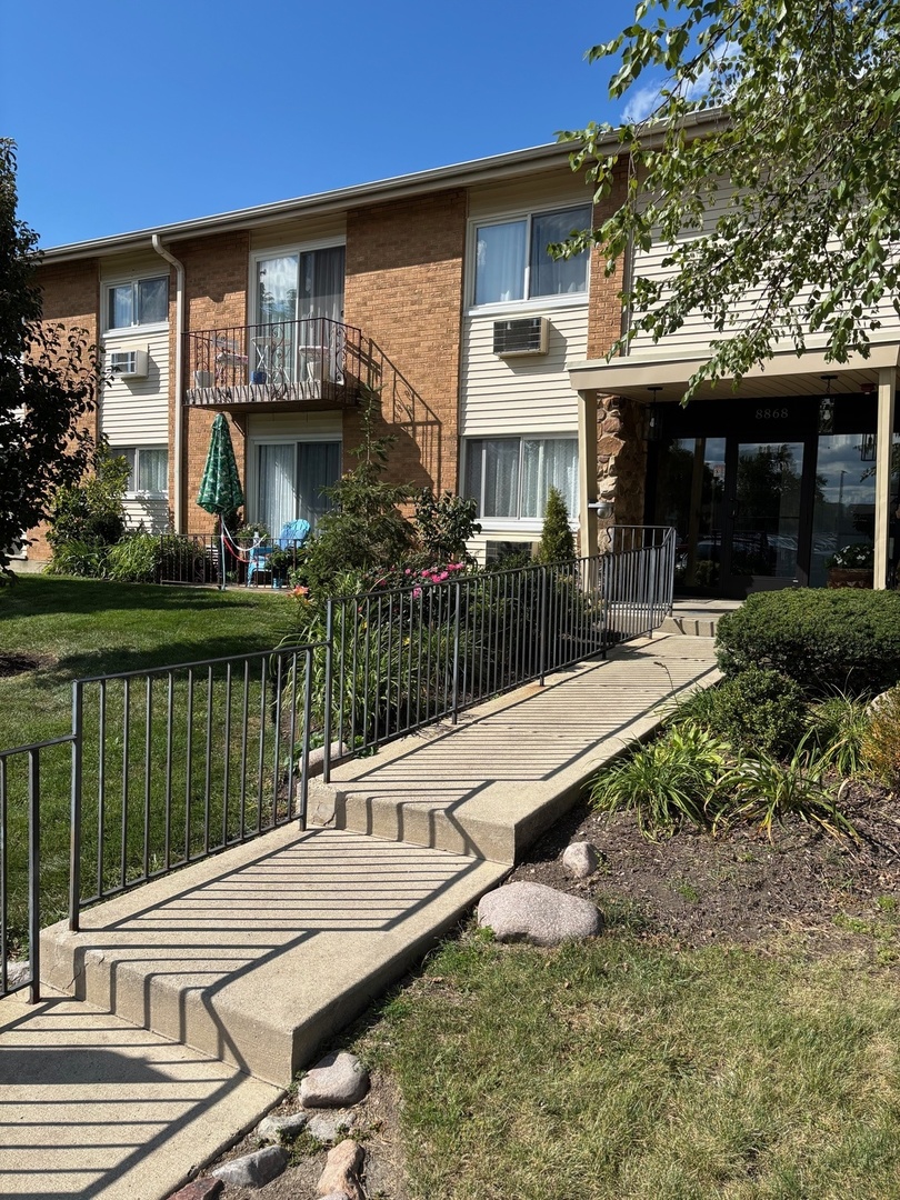 8868 Kenneth Drive #2F, Des Plaines, IL 60016