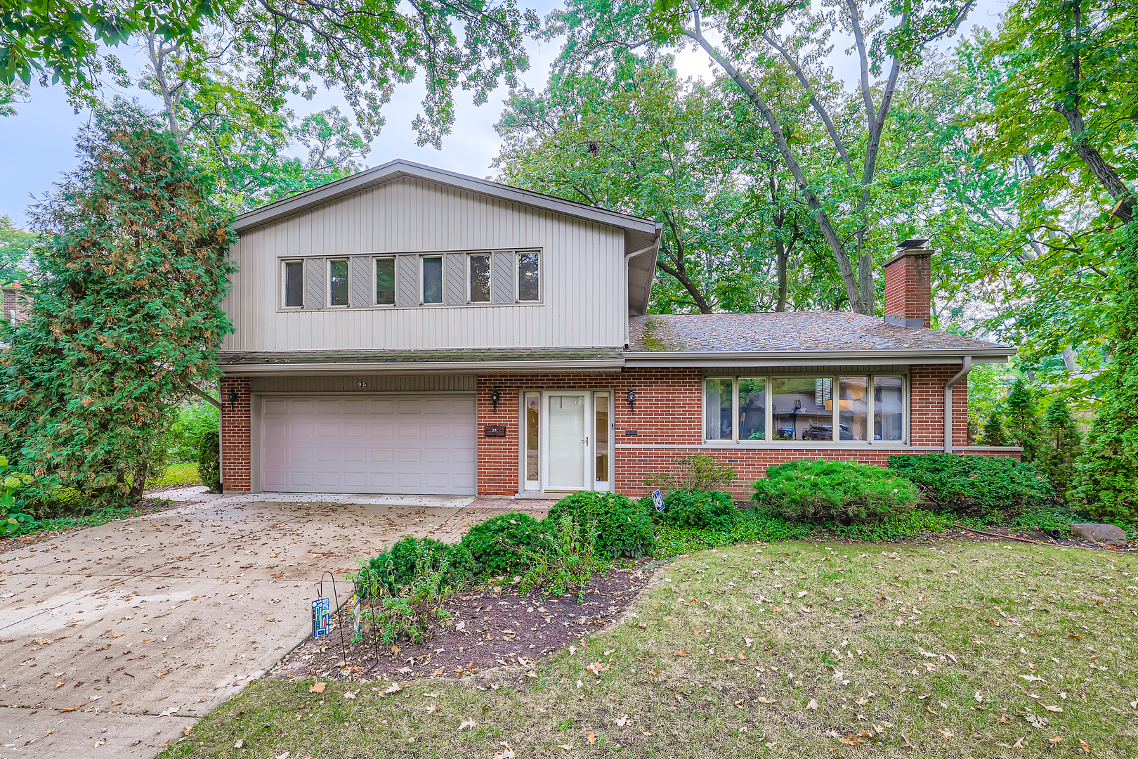 95 Greenbriar E Drive, Deerfield, IL 60015