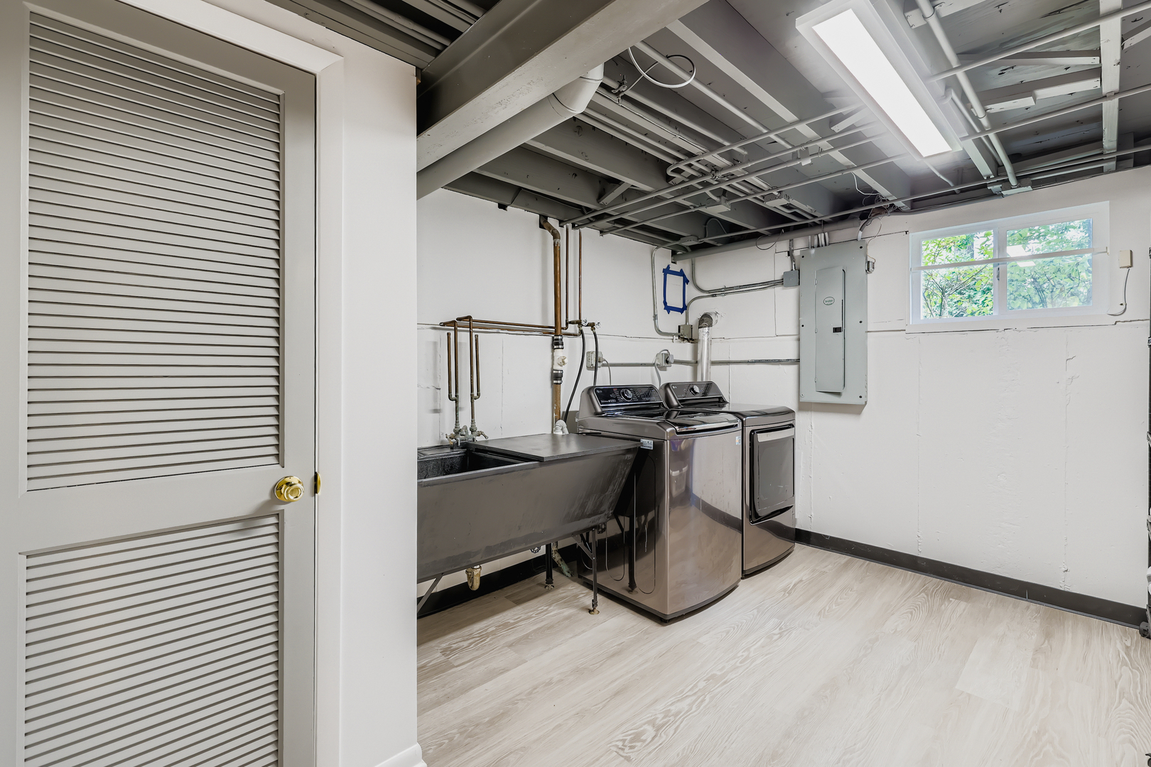95 Greenbriar E Drive, Deerfield, IL 60015