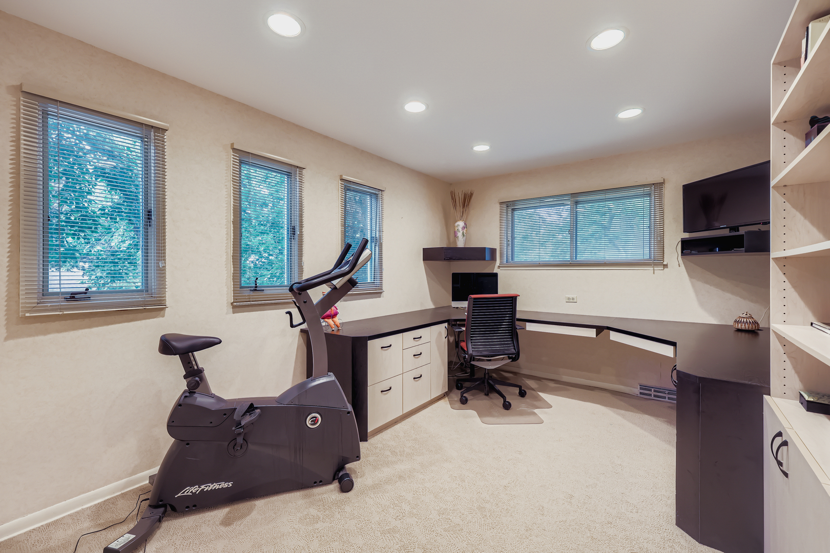95 Greenbriar E Drive, Deerfield, IL 60015