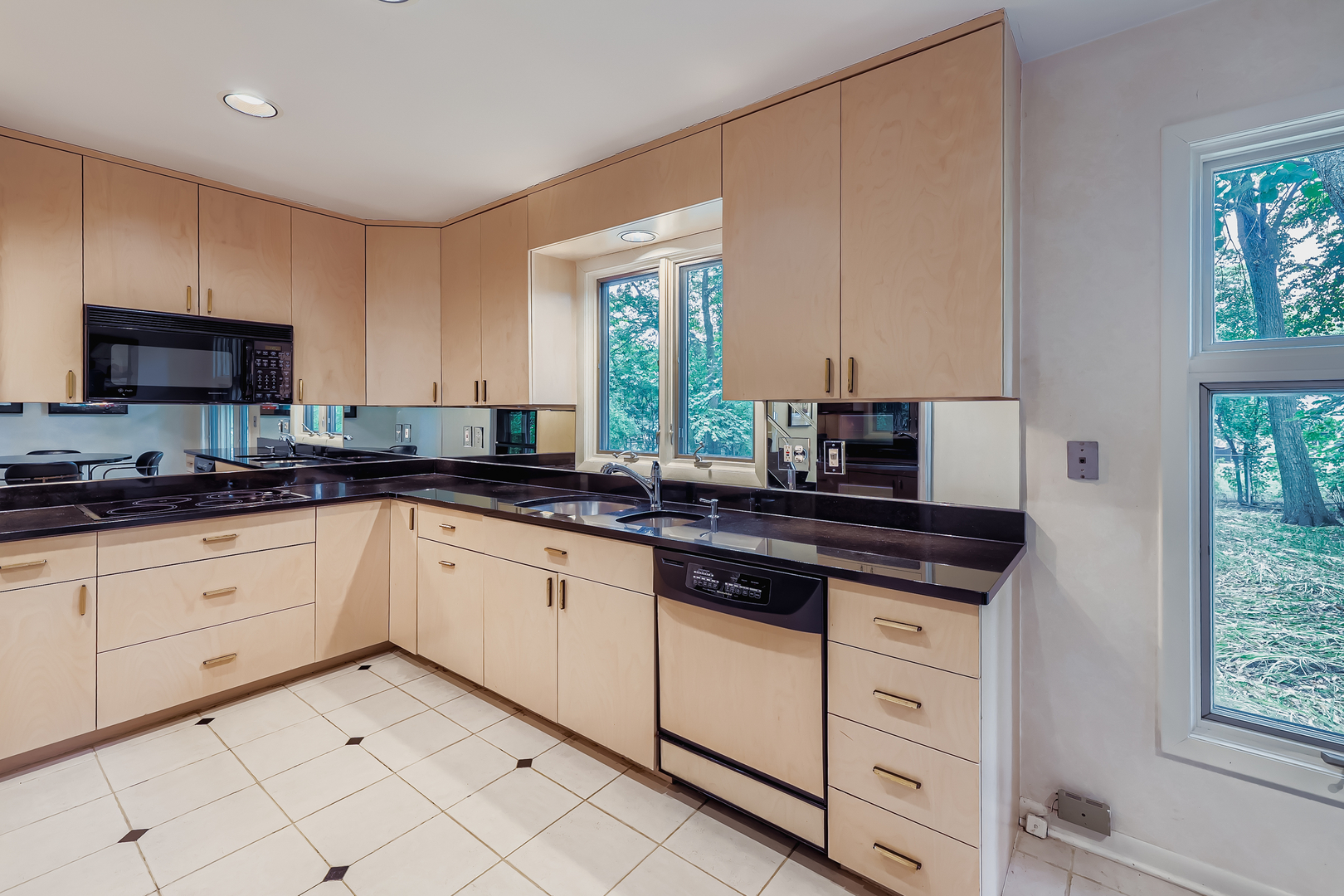 95 Greenbriar E Drive, Deerfield, IL 60015