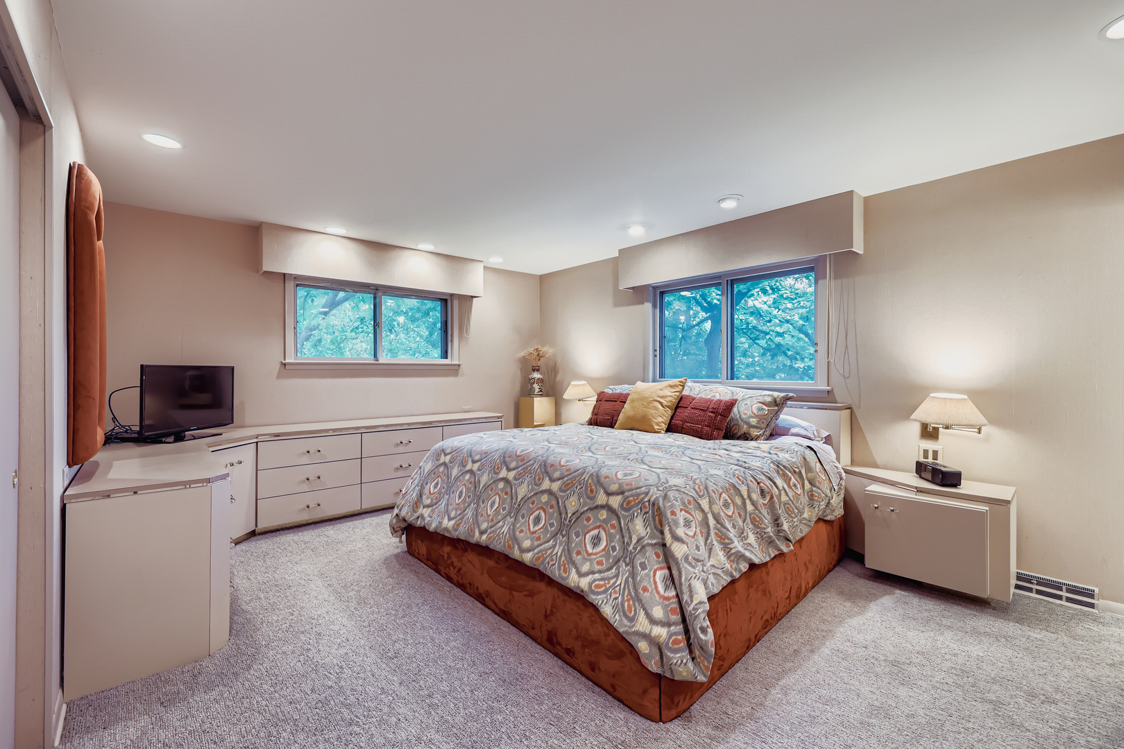 95 Greenbriar E Drive, Deerfield, IL 60015