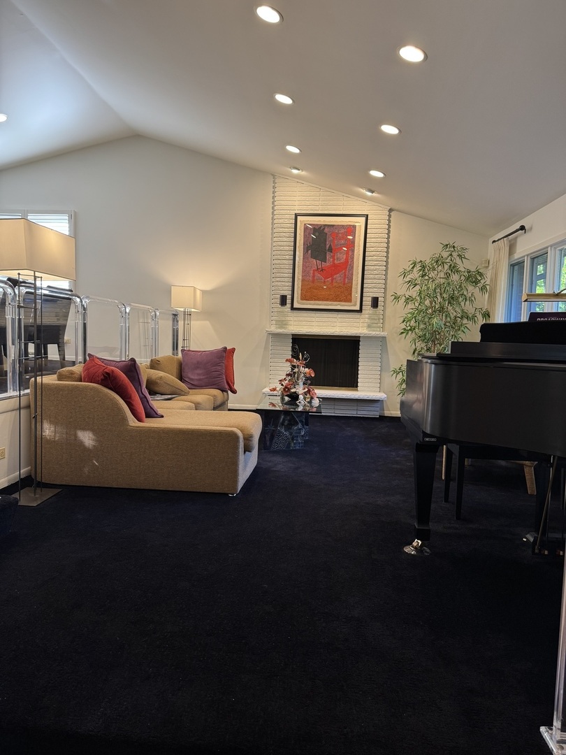 95 Greenbriar E Drive, Deerfield, IL 60015
