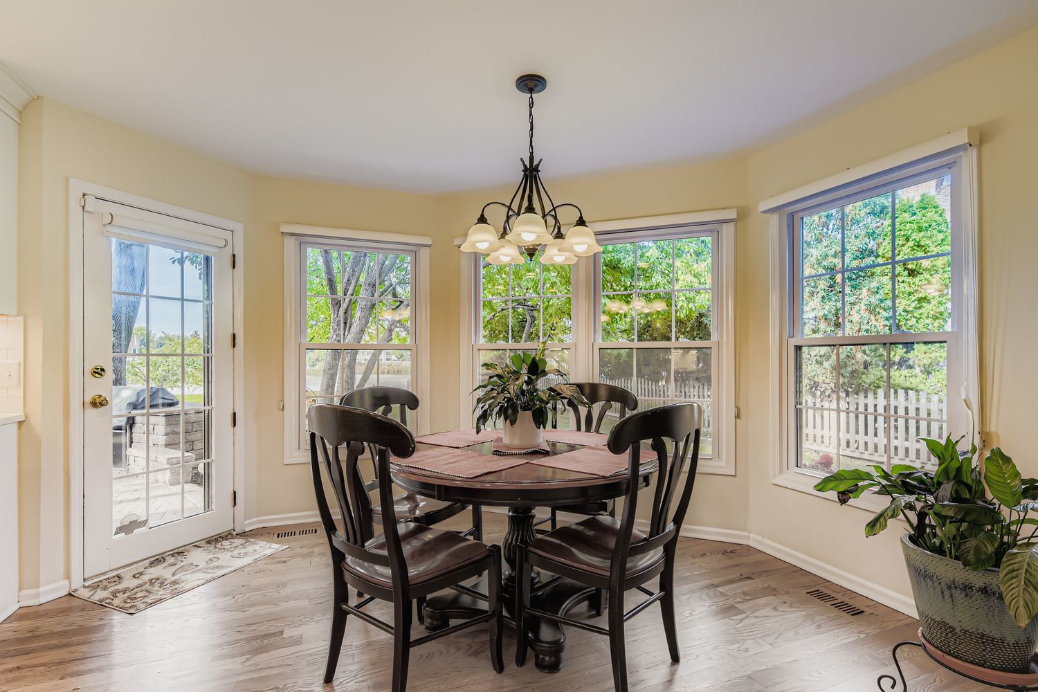 555 Coventry Lane, Buffalo Grove, IL 60089