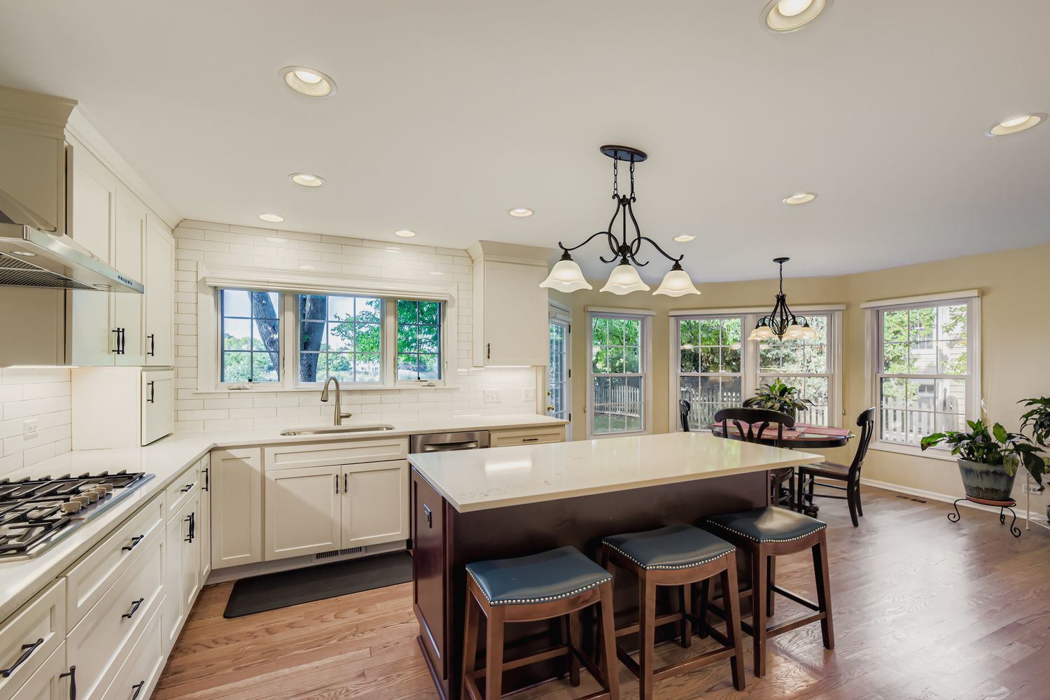 555 Coventry Lane, Buffalo Grove, IL 60089