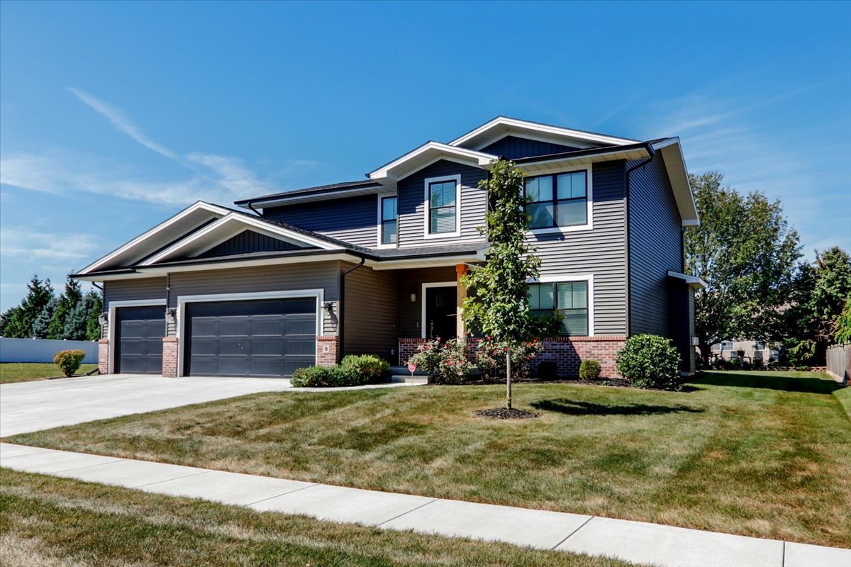 9 Brookstone Circle, Bloomington, IL 61704