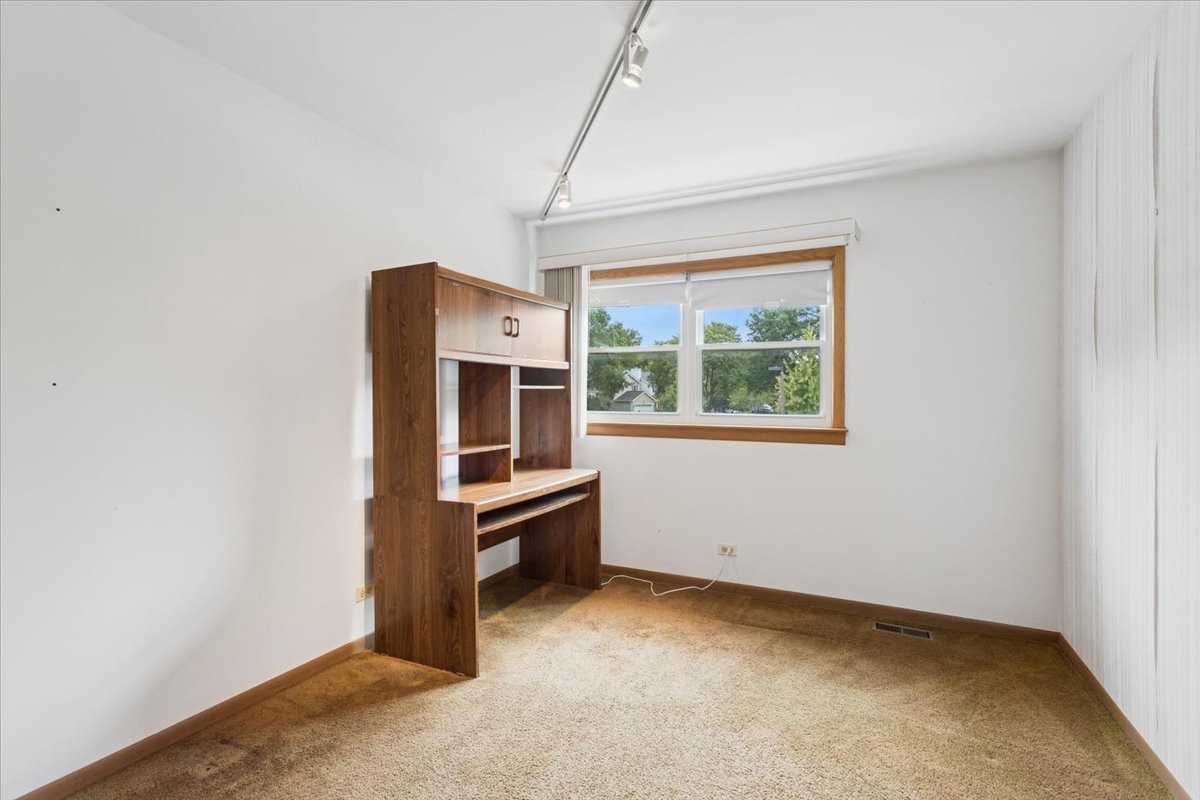 6620 Oak Tree Trail, Woodridge, IL 60517