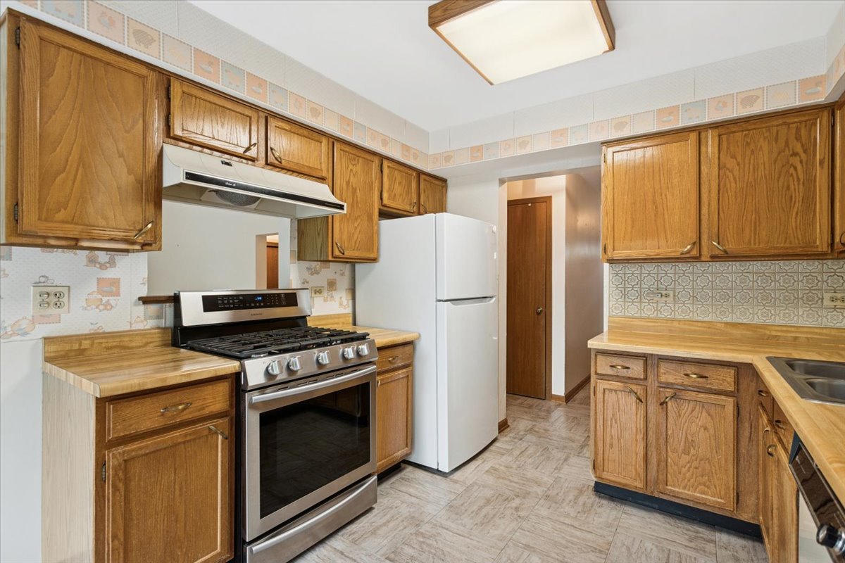 6620 Oak Tree Trail, Woodridge, IL 60517