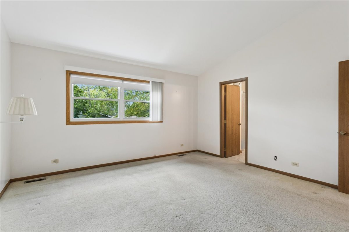 6620 Oak Tree Trail, Woodridge, IL 60517