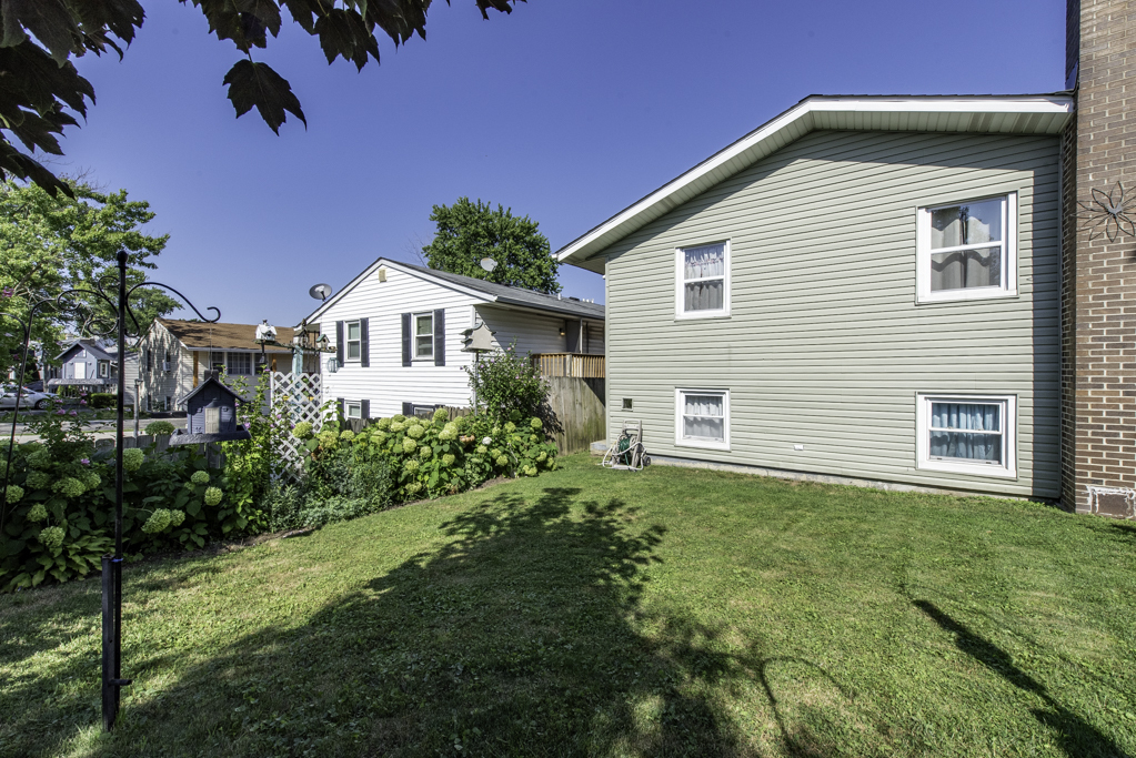 13 N Pioneer Road, Waukegan, IL 60085