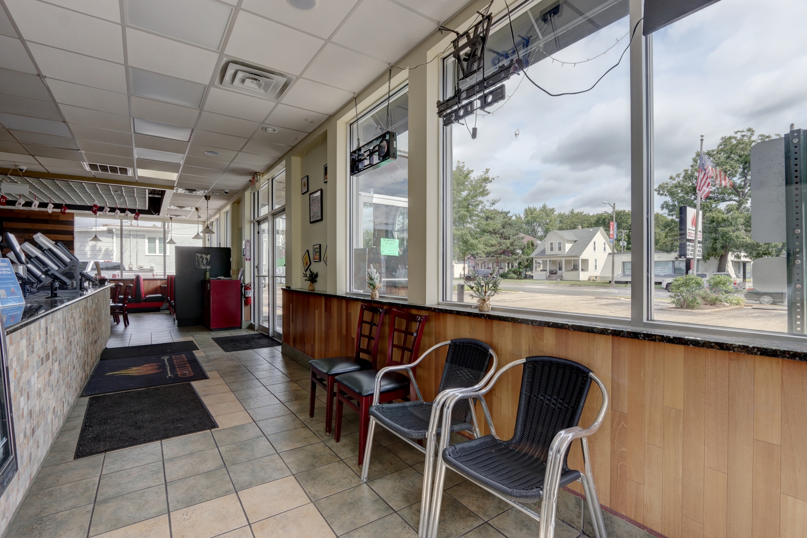 327 S Milwaukee Avenue, Libertyville, IL 60048