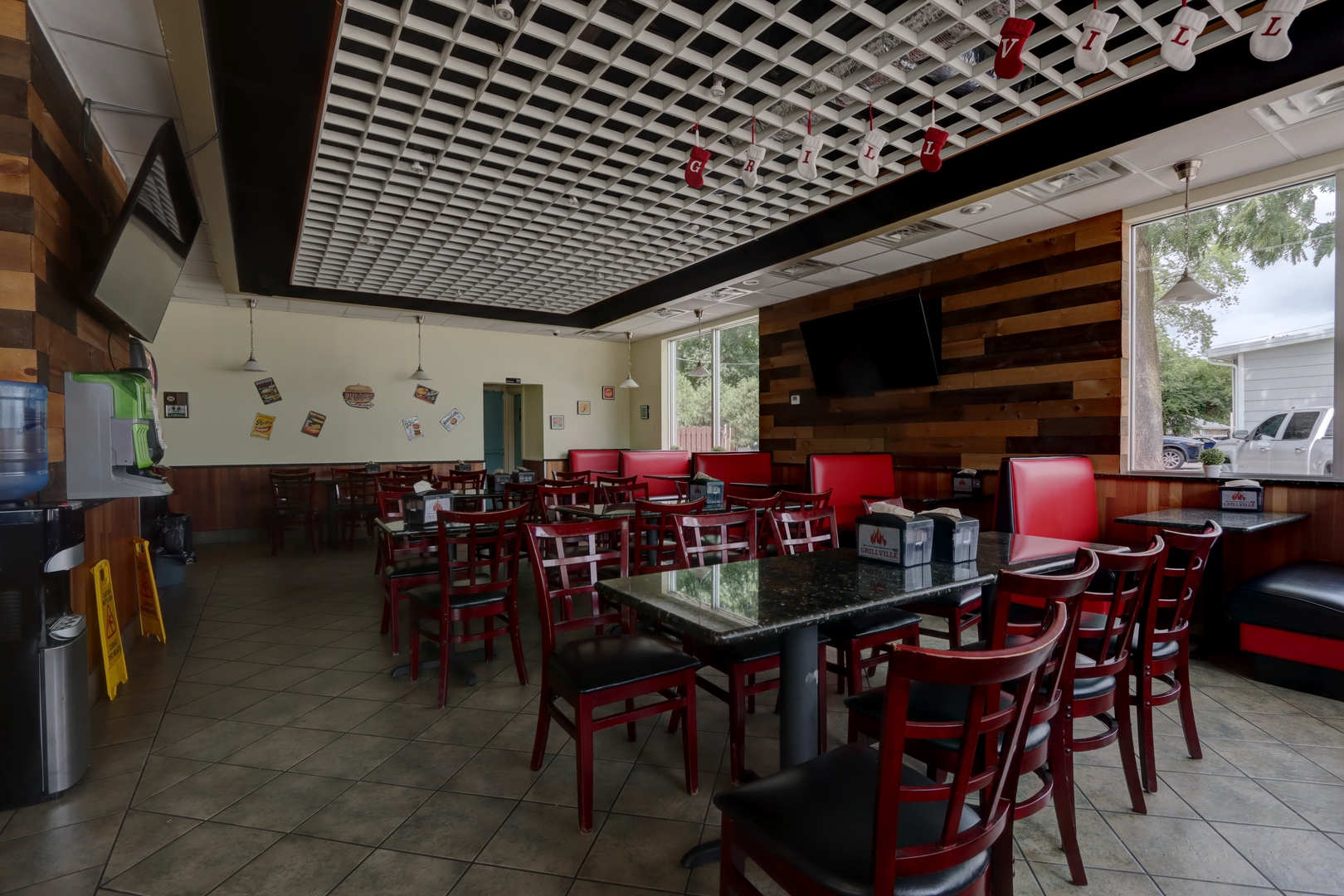 327 S Milwaukee Avenue, Libertyville, IL 60048