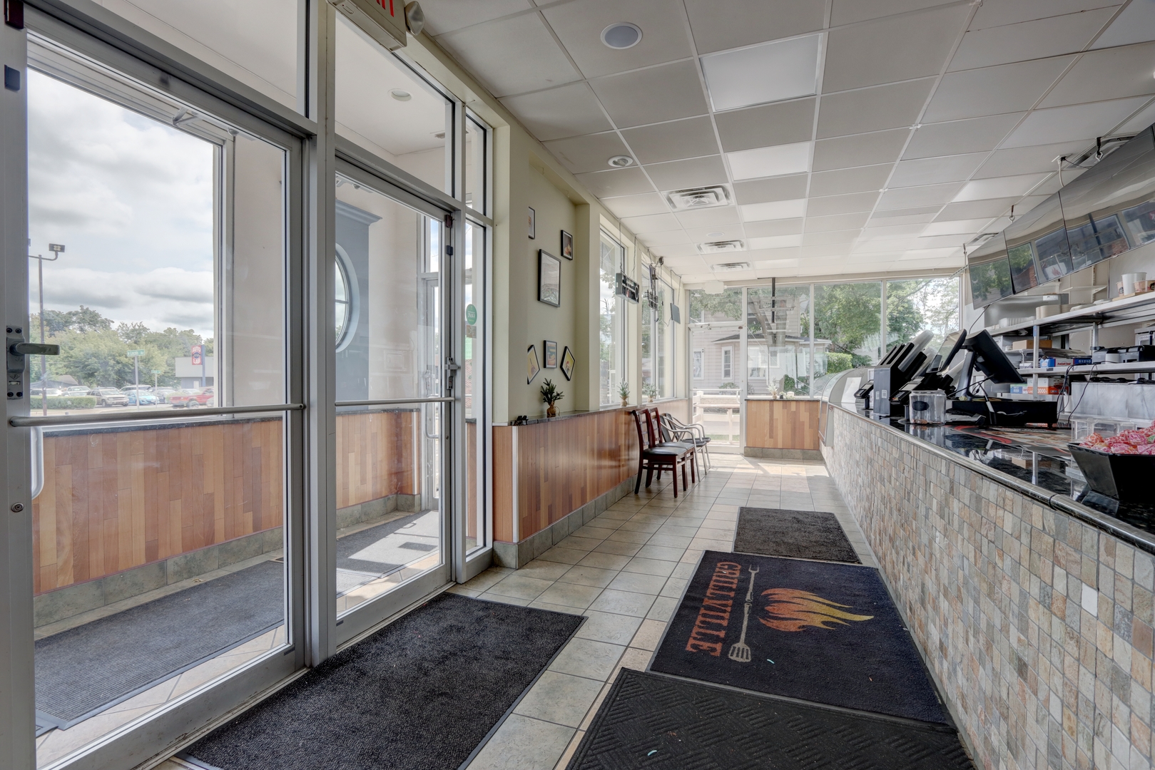 327 S Milwaukee Avenue, Libertyville, IL 60048