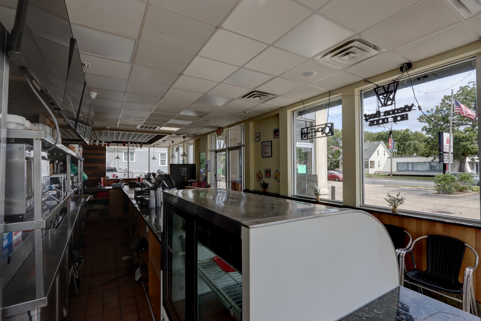 327 S Milwaukee Avenue, Libertyville, IL 60048
