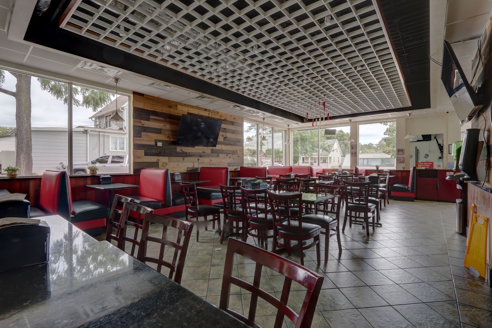 327 S Milwaukee Avenue, Libertyville, IL 60048