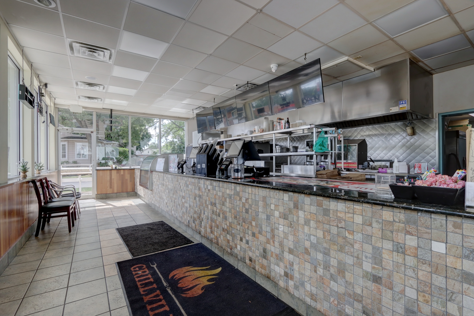 327 S Milwaukee Avenue, Libertyville, IL 60048