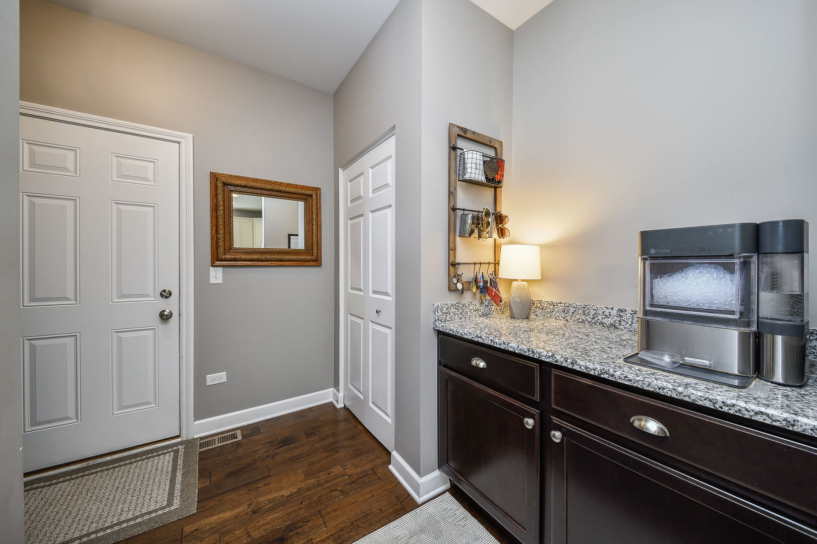 570 Amy Lane, Wheaton, IL 60187