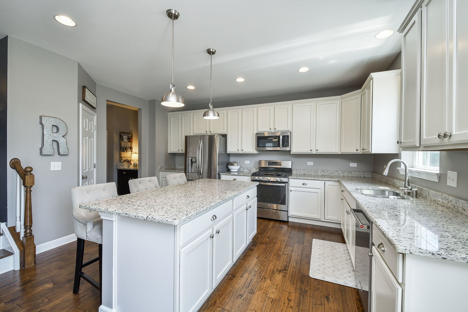 570 Amy Lane, Wheaton, IL 60187