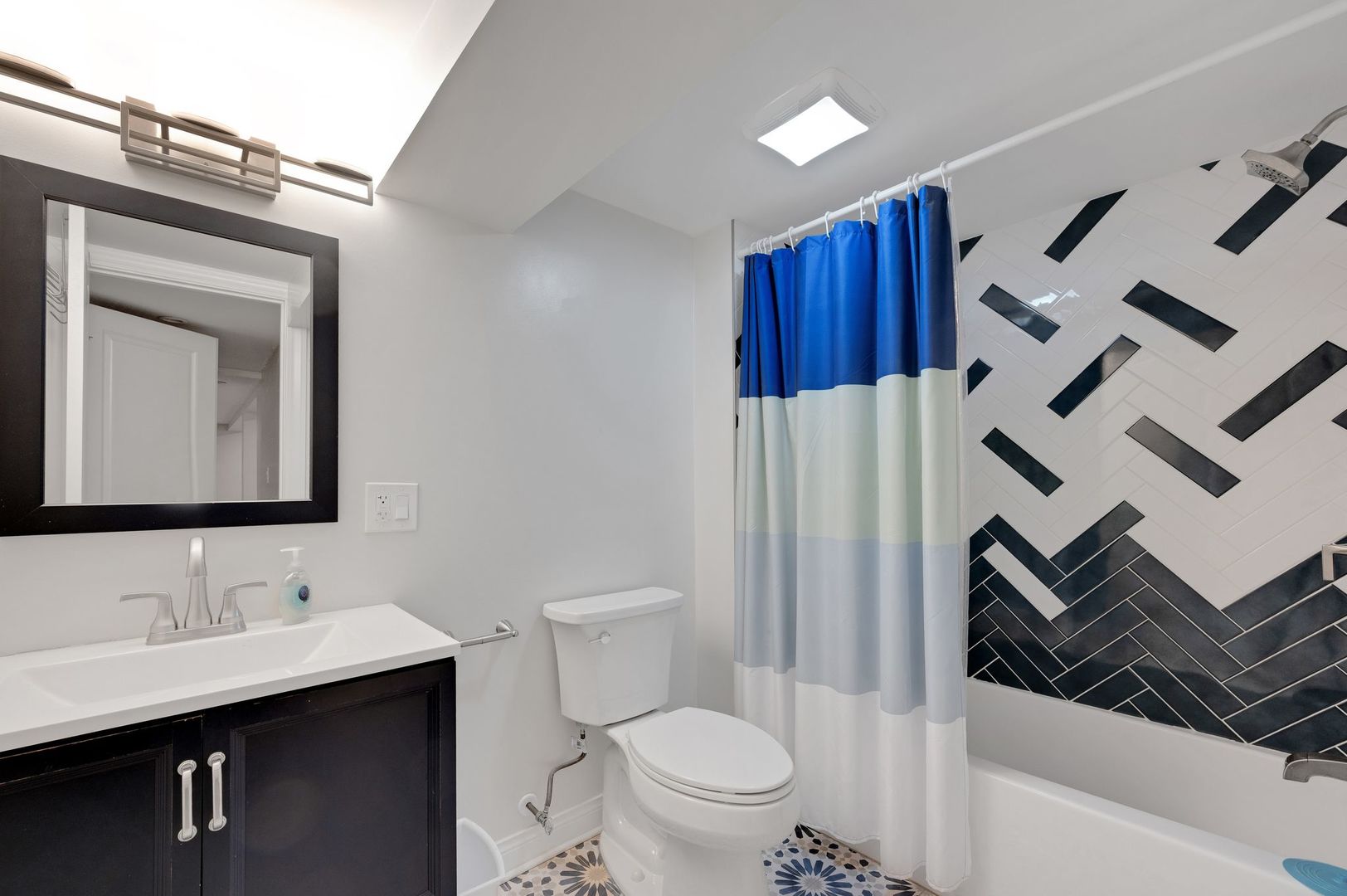 3123 W Chase Avenue, Chicago, IL 60645