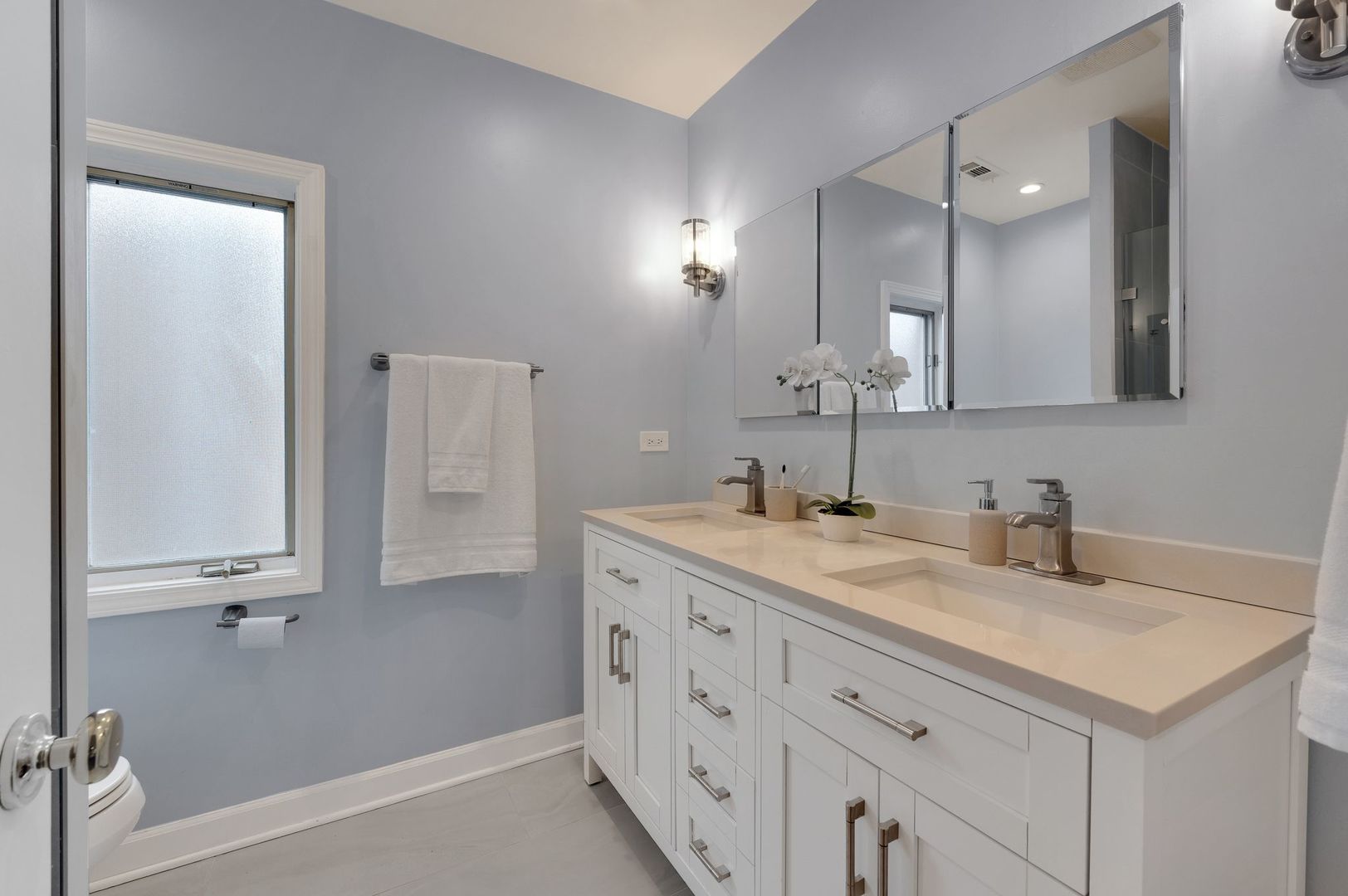3123 W Chase Avenue, Chicago, IL 60645