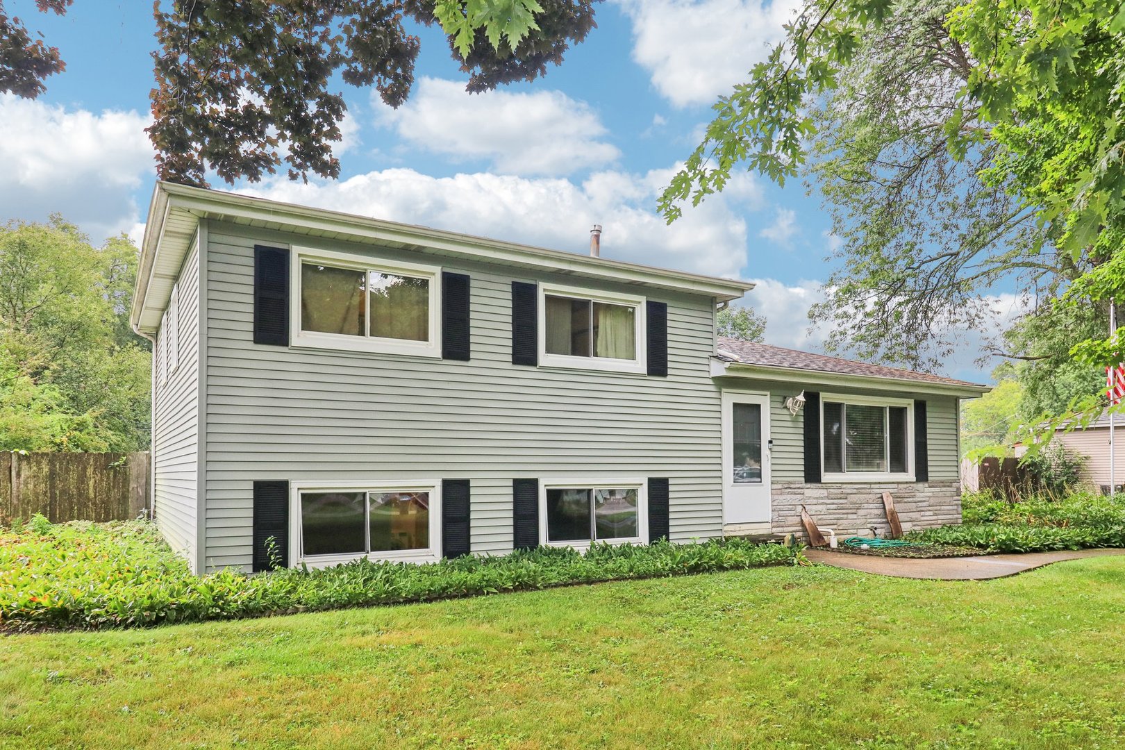 37371 N Shirley Drive, Gurnee, IL 60031