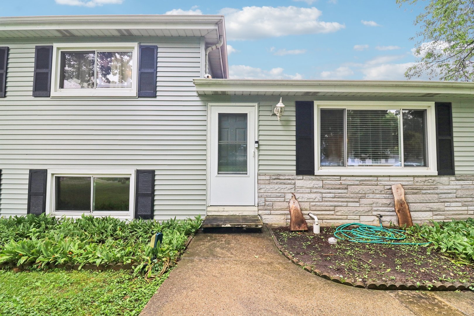 37371 N Shirley Drive, Gurnee, IL 60031