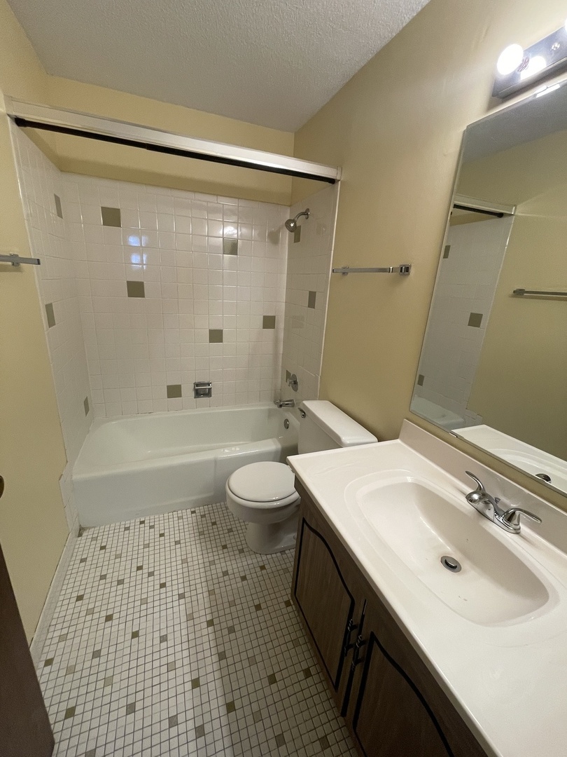 2222 S Stewart Avenue #5C, Lombard, IL 60148
