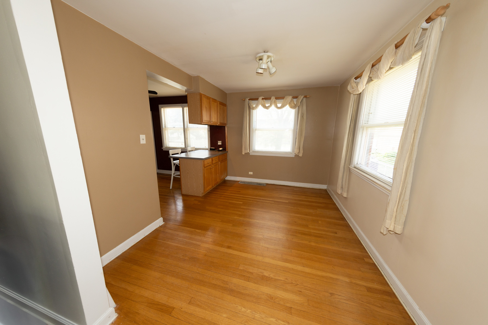 1406 Portsmouth Avenue, Westchester, IL 60154