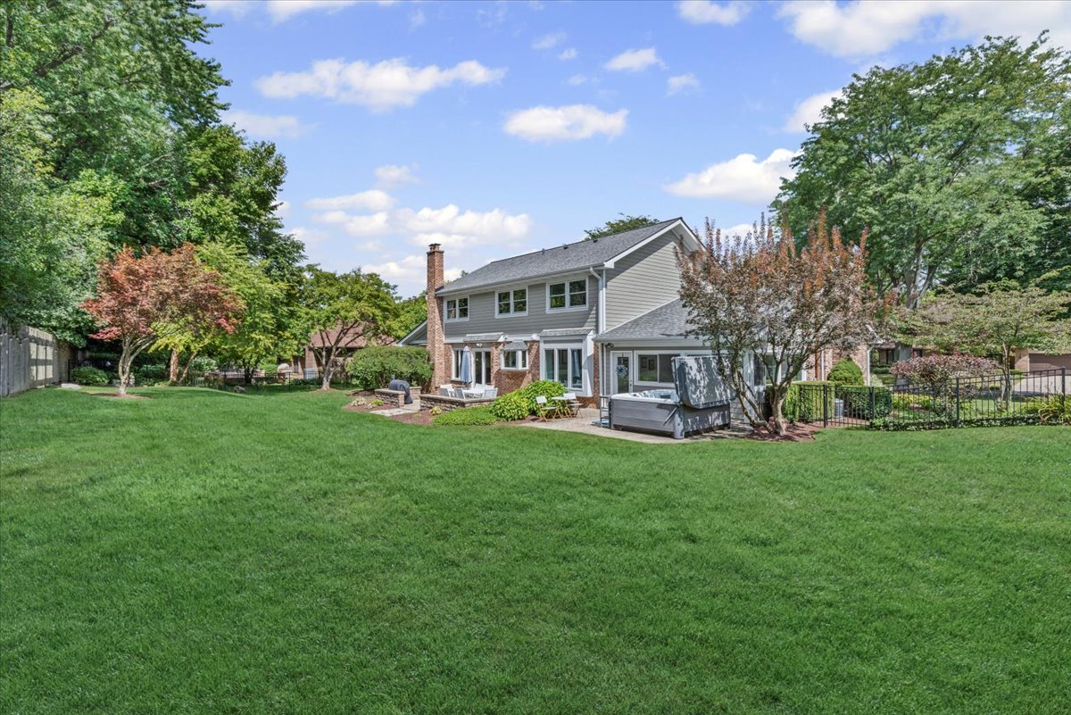 911 Paradise Lane, Libertyville, IL 60048