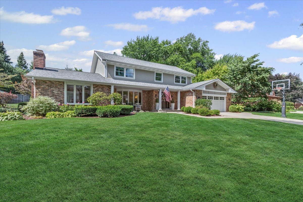 911 Paradise Lane, Libertyville, IL 60048