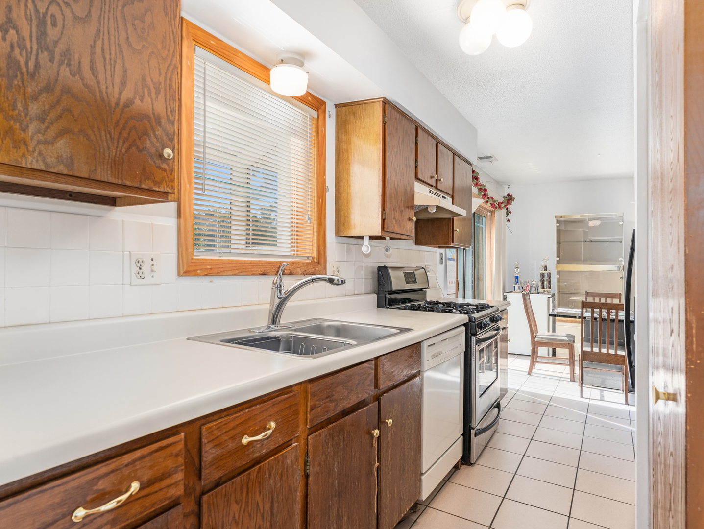 813 Kansas Street, Carol Stream, IL 60188
