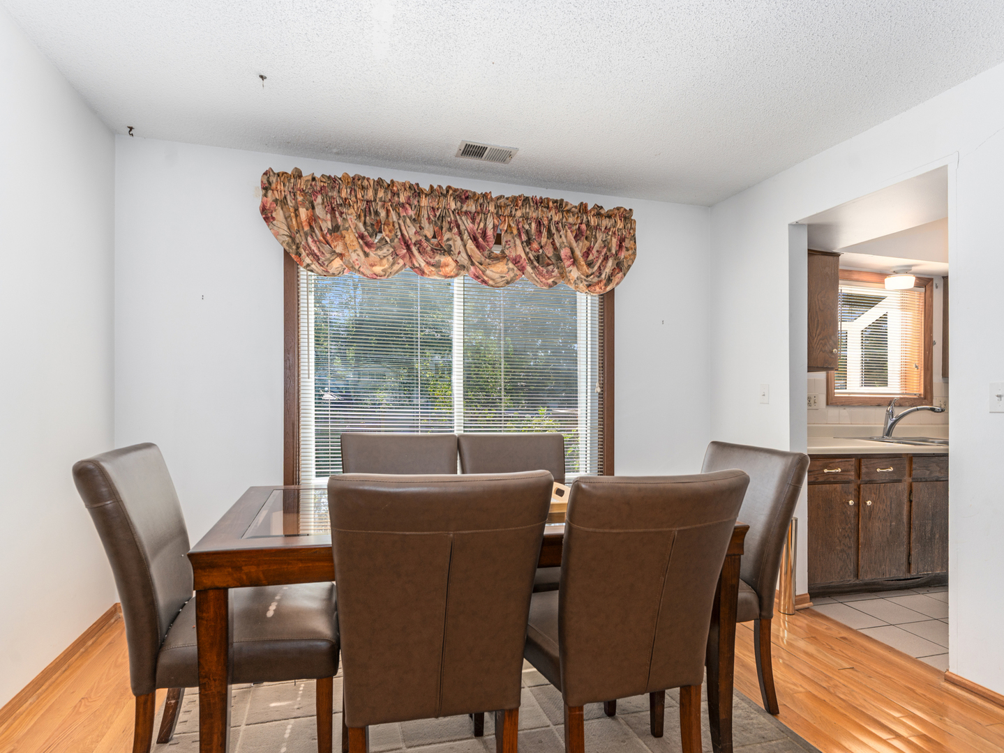 813 Kansas Street, Carol Stream, IL 60188