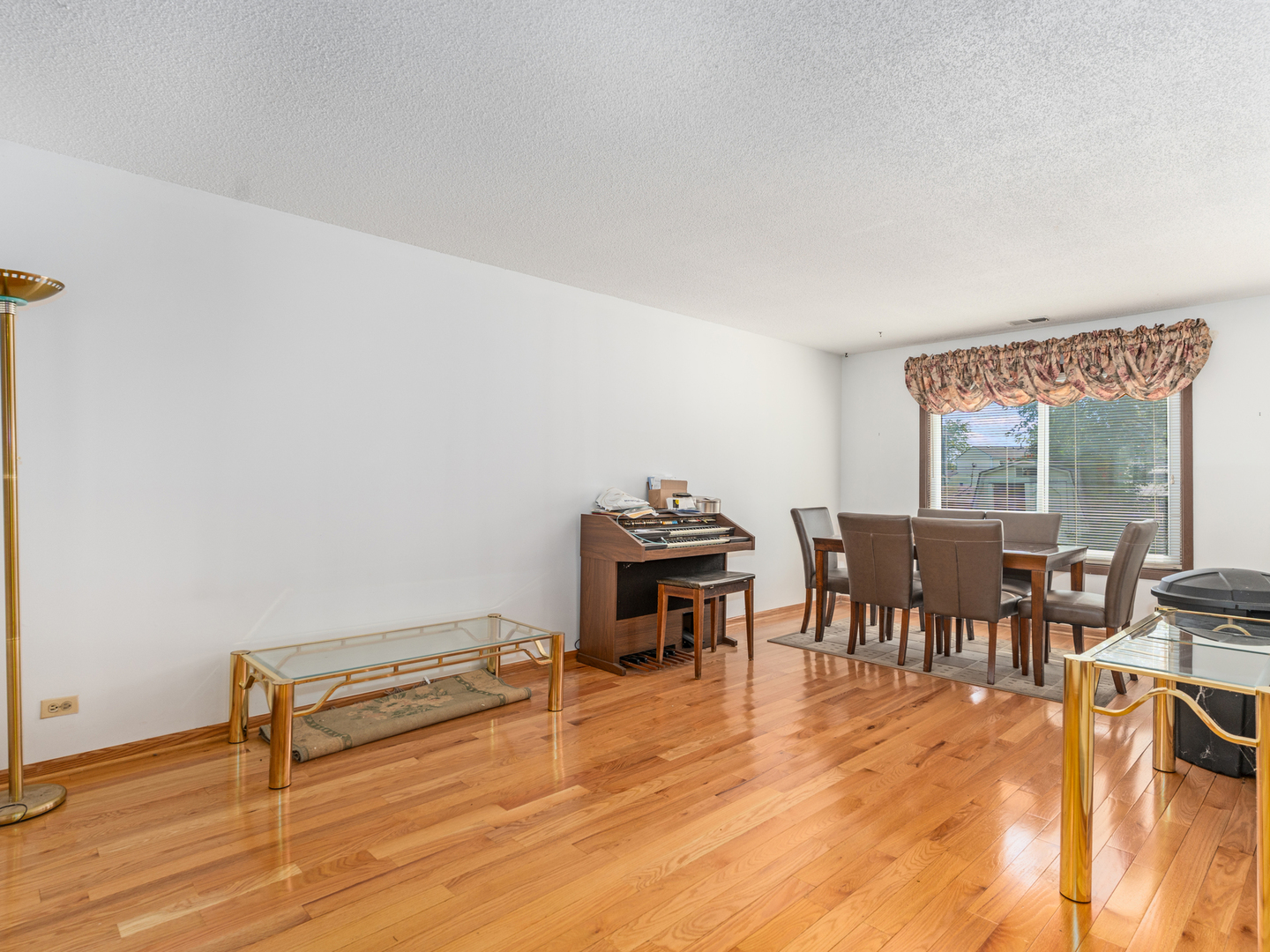813 Kansas Street, Carol Stream, IL 60188