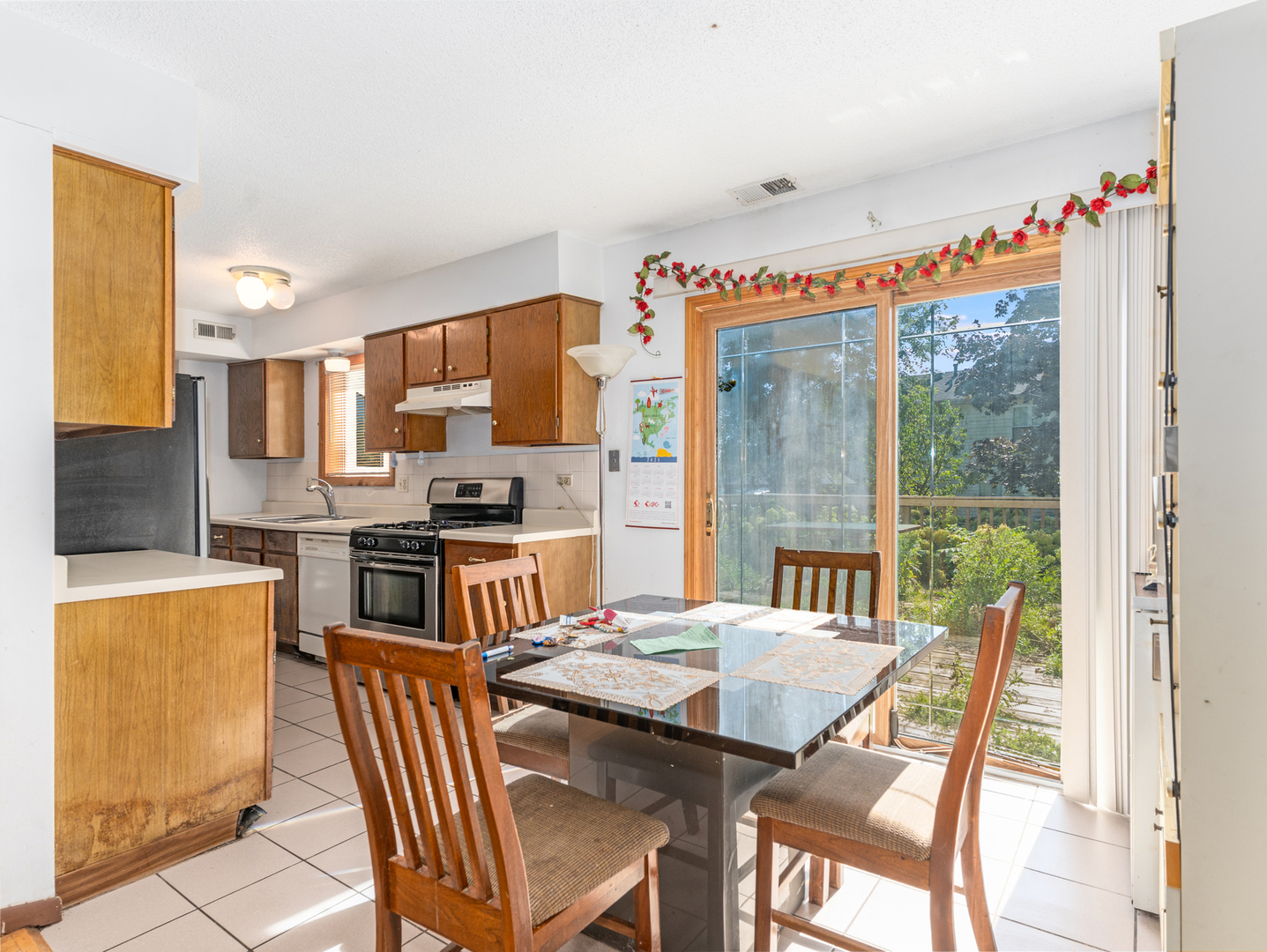 813 Kansas Street, Carol Stream, IL 60188
