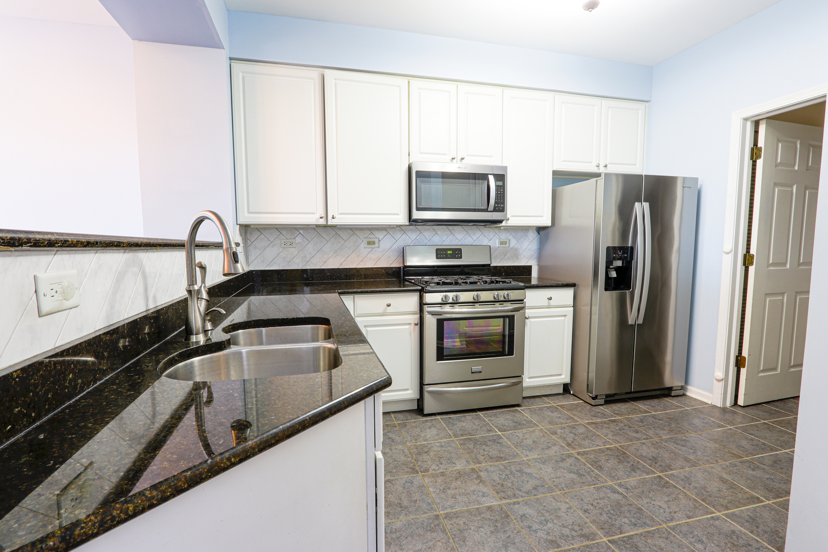 2973 Kentshire Circle #2973, Naperville, IL 60564