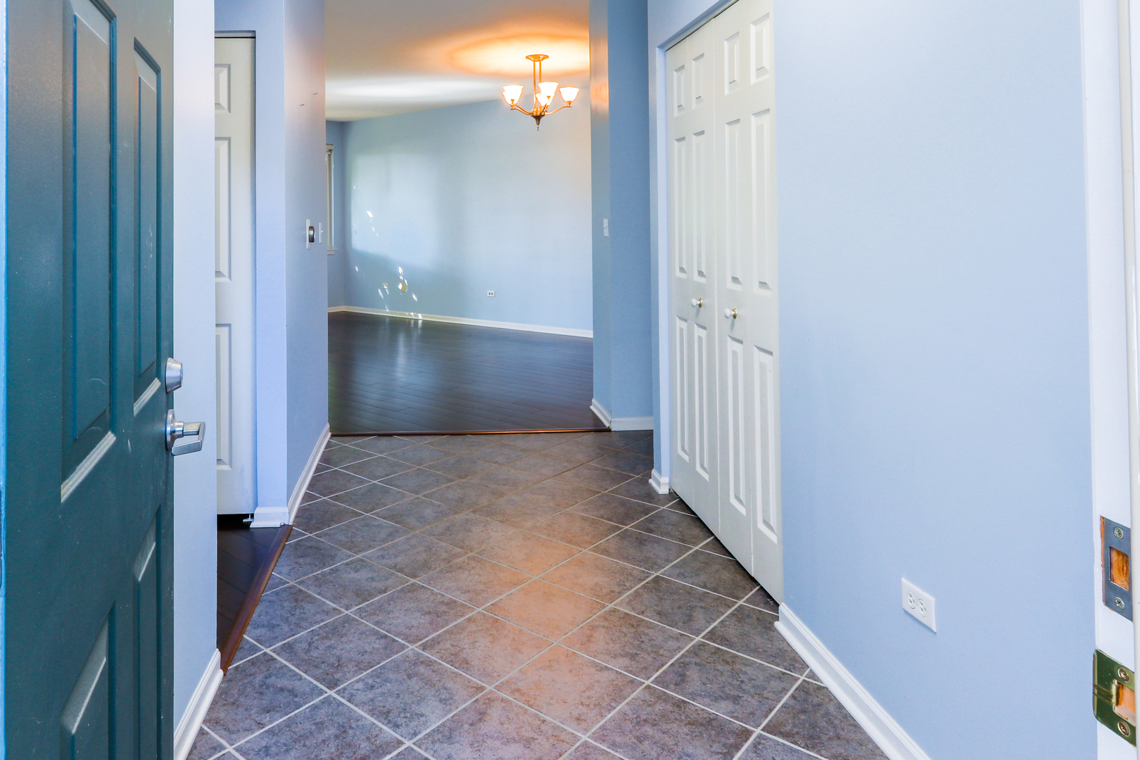 2973 Kentshire Circle #2973, Naperville, IL 60564