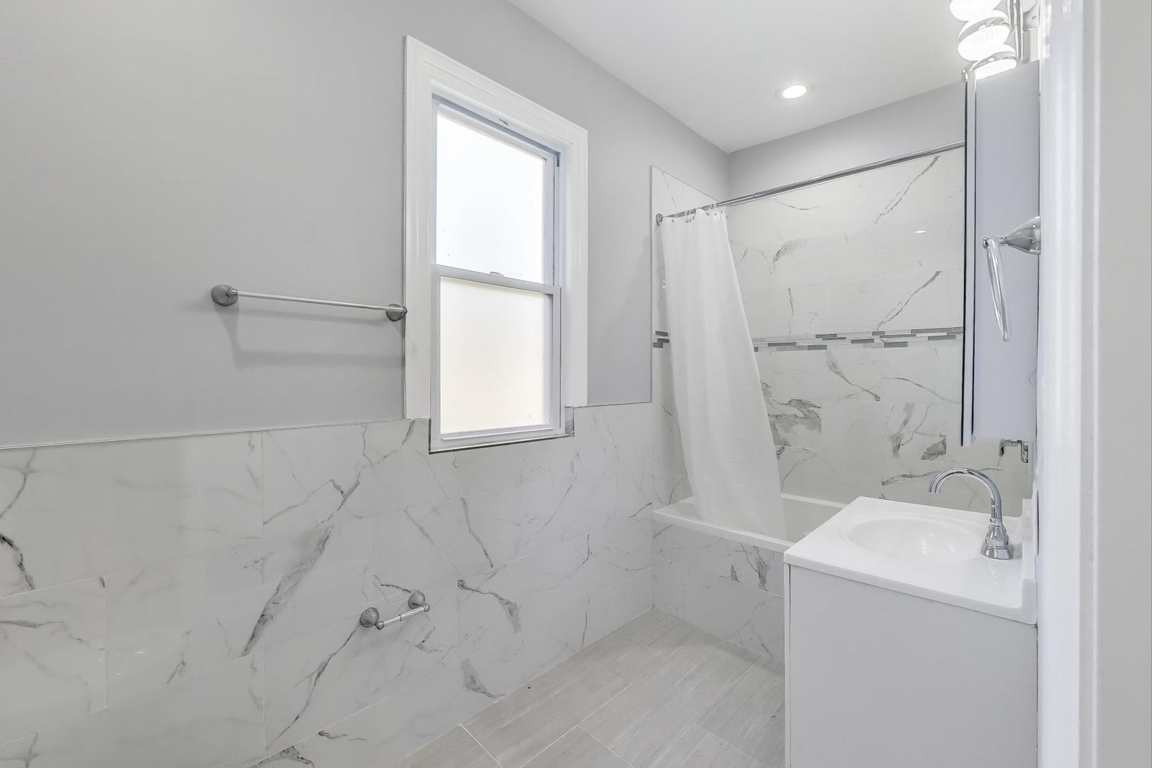 5828 W Iowa Street, Chicago, IL 60651