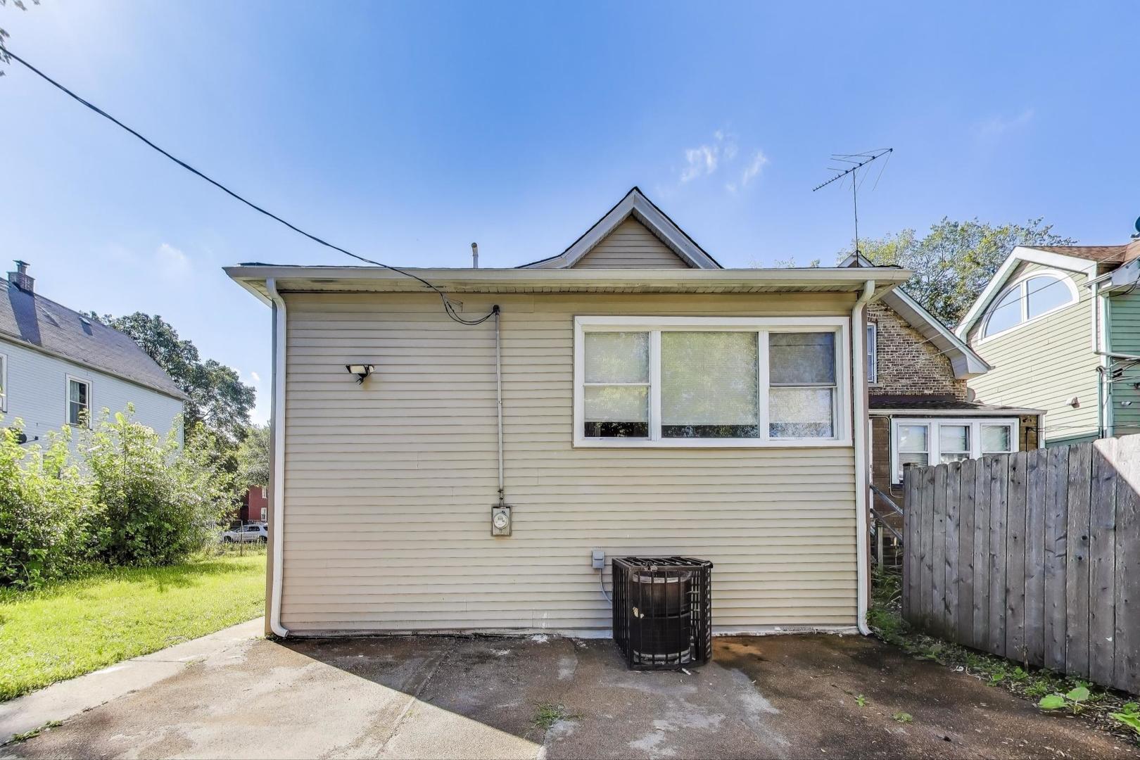 5828 W Iowa Street, Chicago, IL 60651