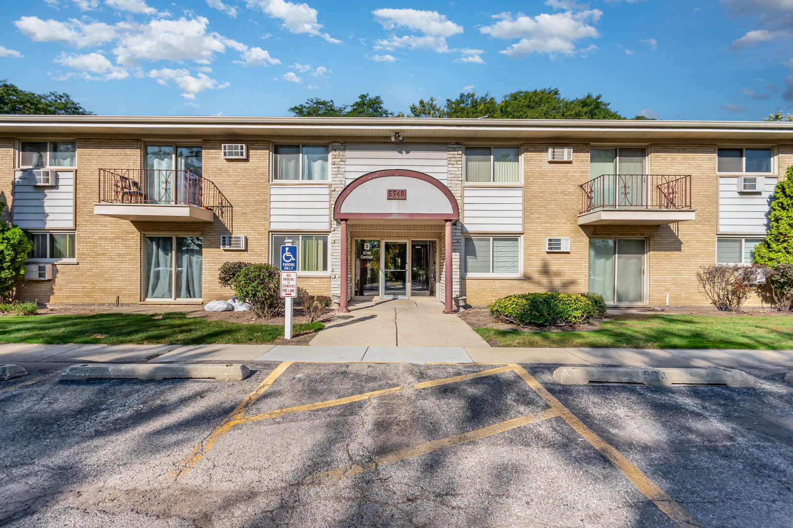5740 Concord Lane #12, Clarendon Hills, IL 60514