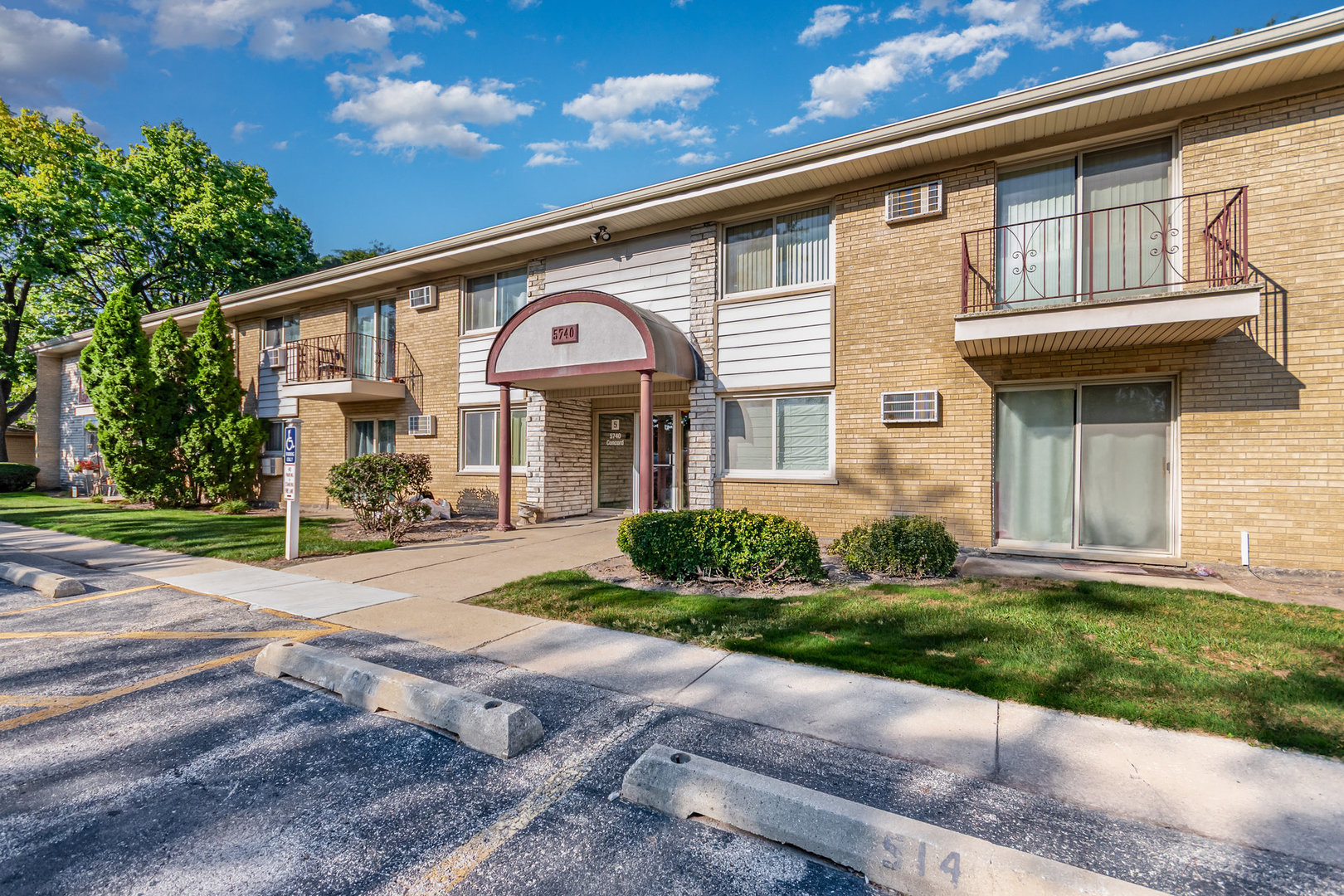 5740 Concord Lane #12, Clarendon Hills, IL 60514
