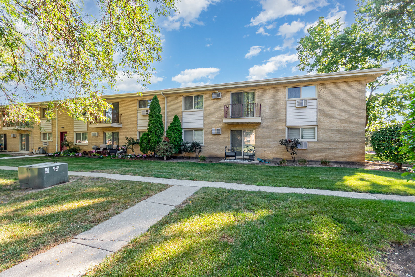 5740 Concord Lane #12, Clarendon Hills, IL 60514