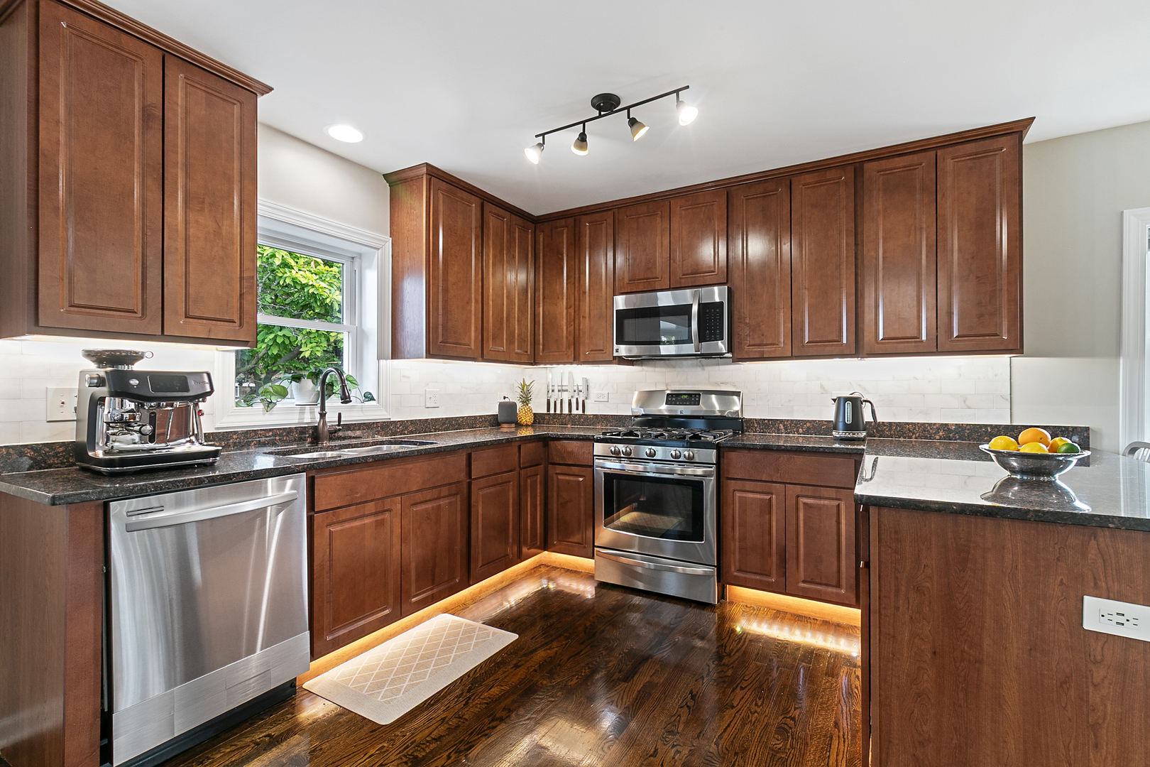 1855 Ridgeland Avenue, Berwyn, IL 60402