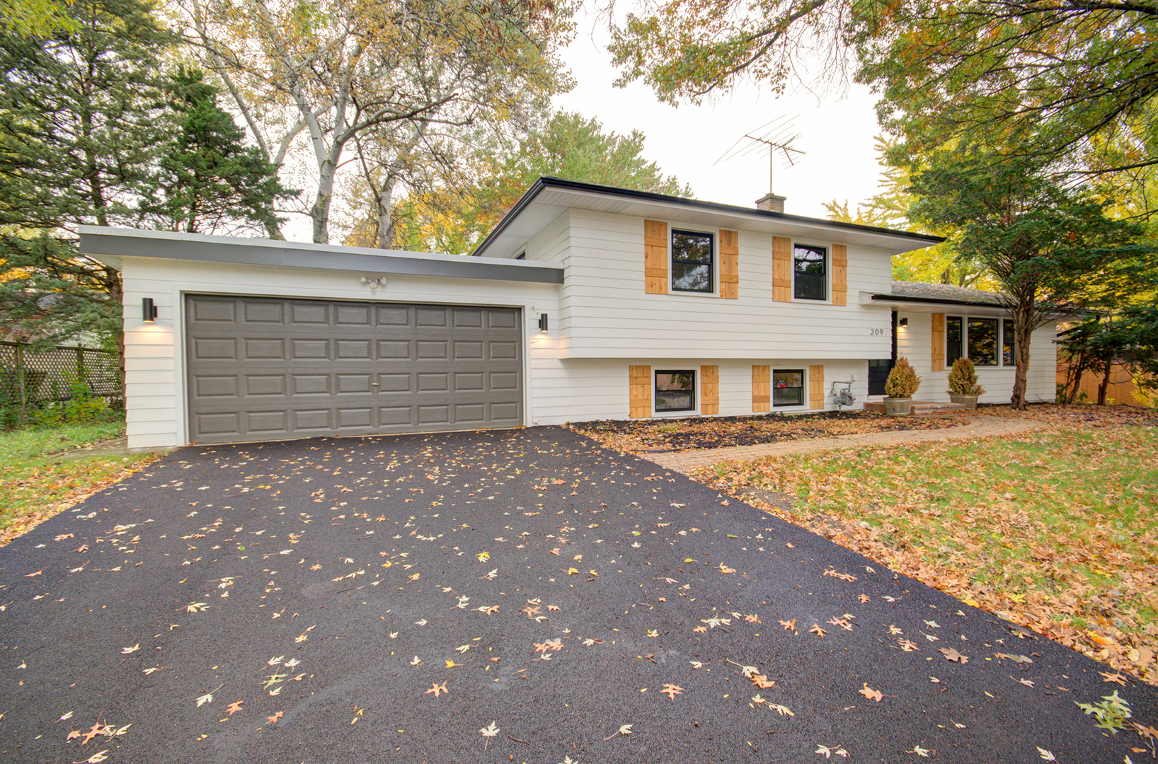 209 W Gartner Road, Naperville, IL 60540