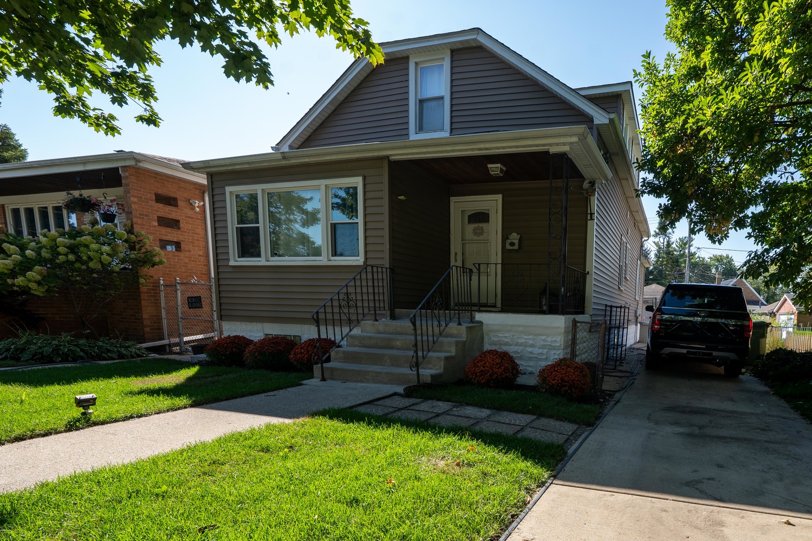 2711 W 98TH Place, Evergreen Park, IL 60805