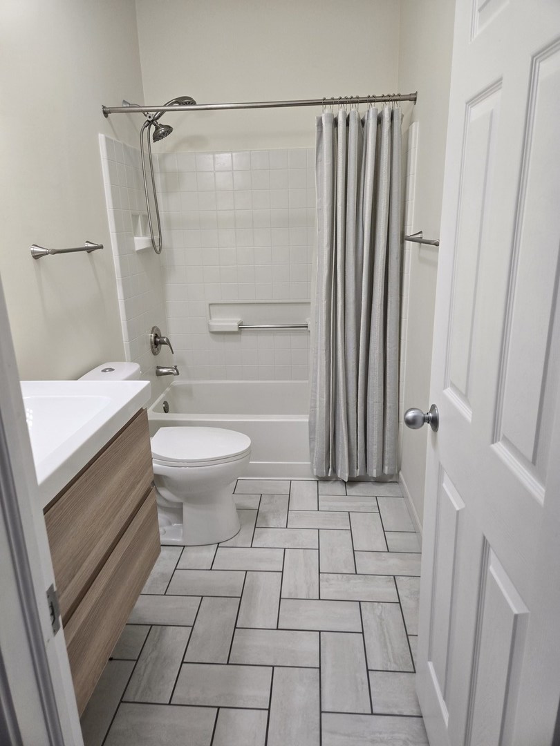 149 N Waters Edge Drive #F, Glendale Heights, IL 60139