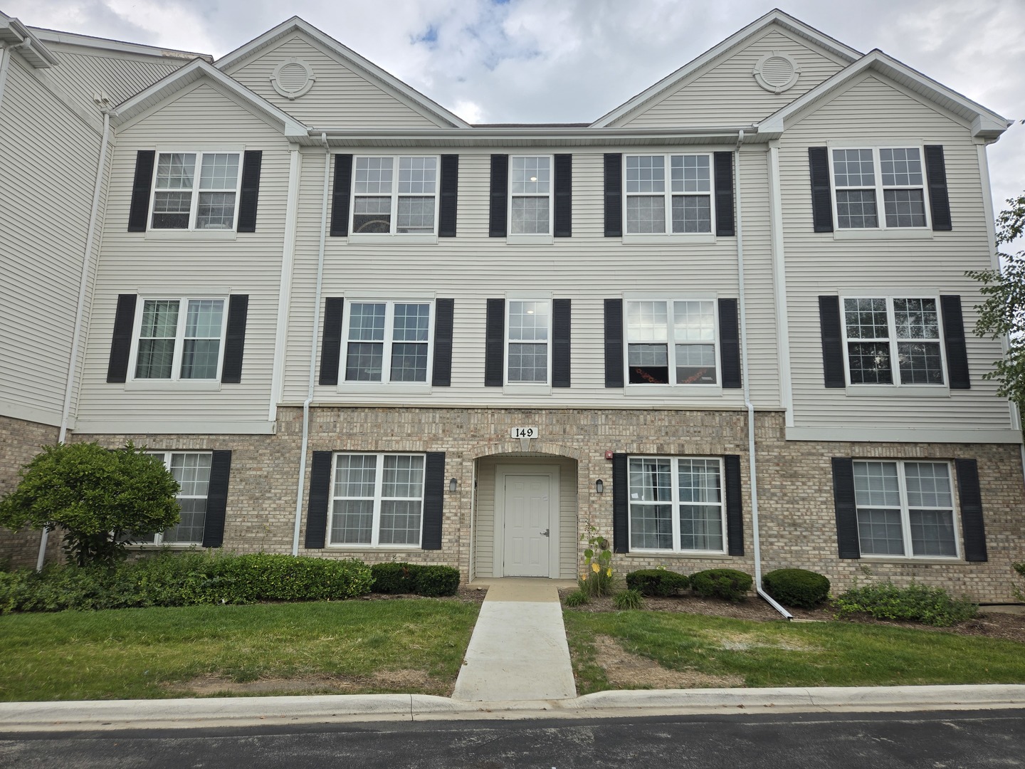 149 N Waters Edge Drive #F, Glendale Heights, IL 60139