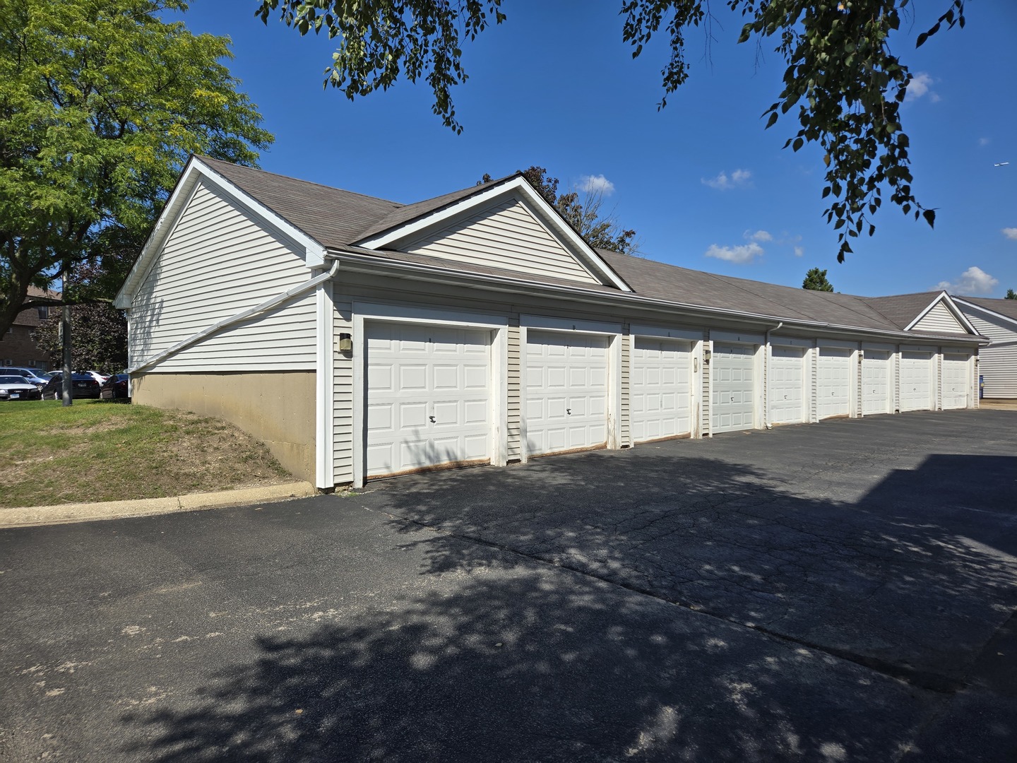 149 N Waters Edge Drive #F, Glendale Heights, IL 60139