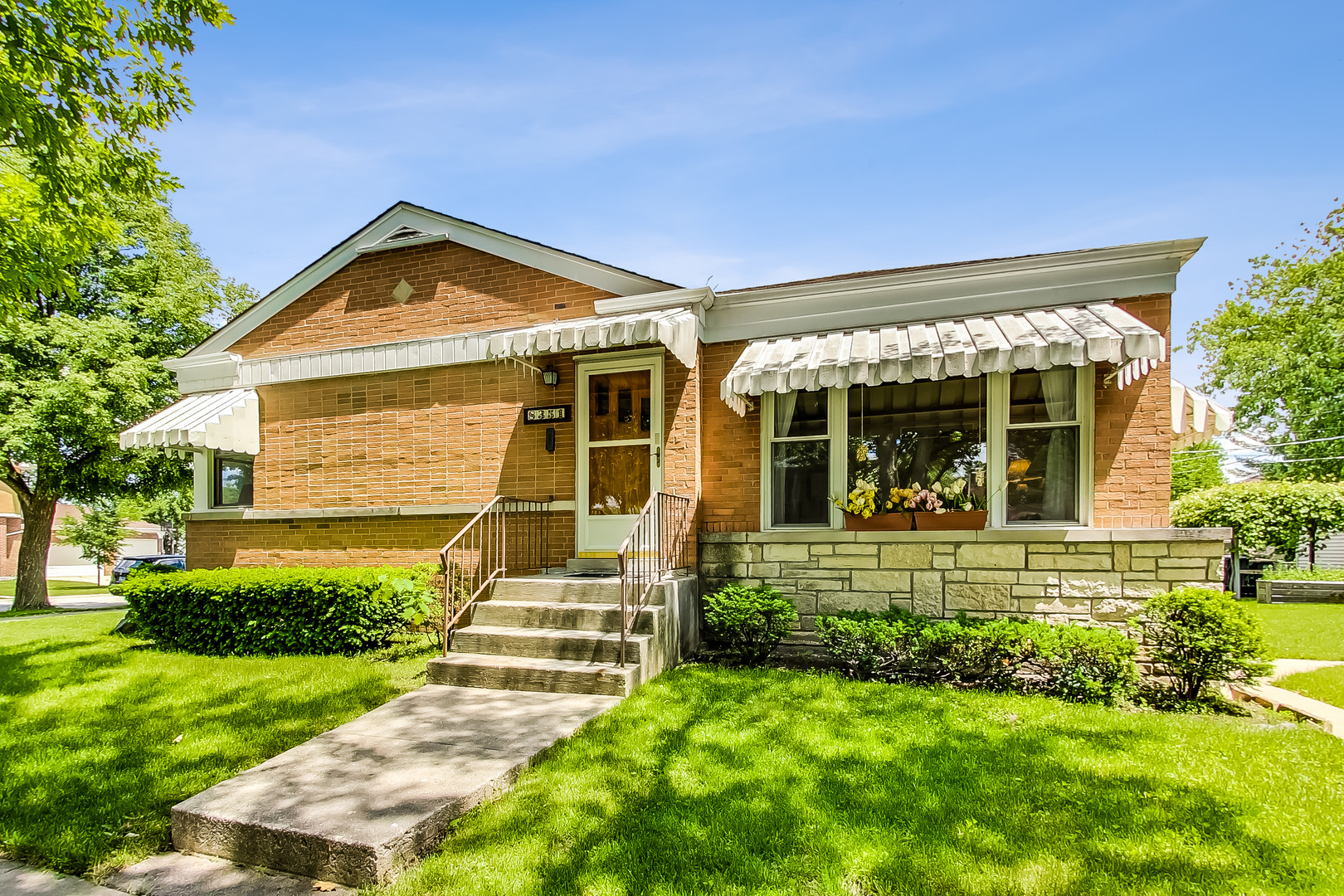 8351 N Oleander Avenue, Niles, IL 60714
